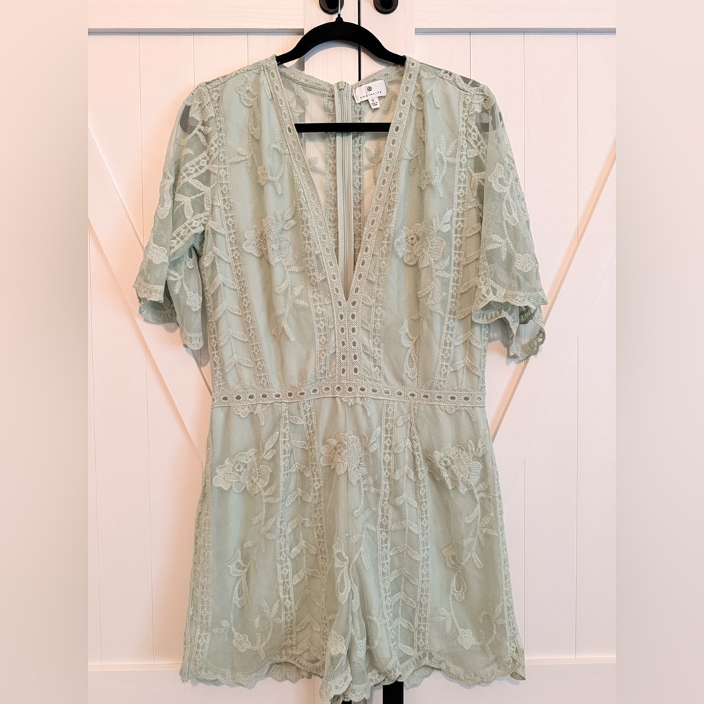 Socialite Lace Midi Dress in Soft Green